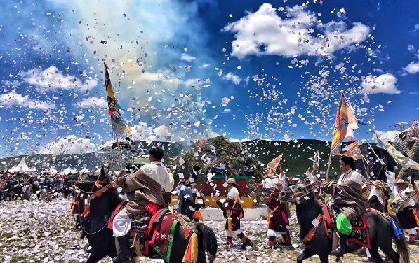 Mens en yaks in west Sichuan